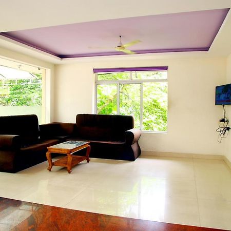 V Bee Plaza Hotell Thiruvananthapuram Exteriör bild