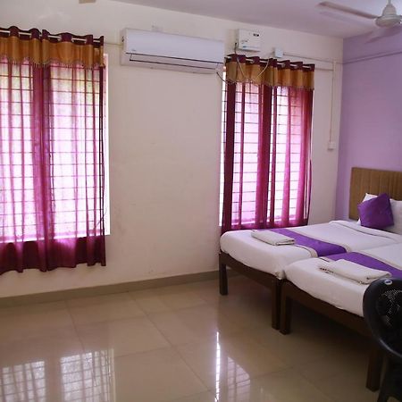 V Bee Plaza Hotell Thiruvananthapuram Exteriör bild