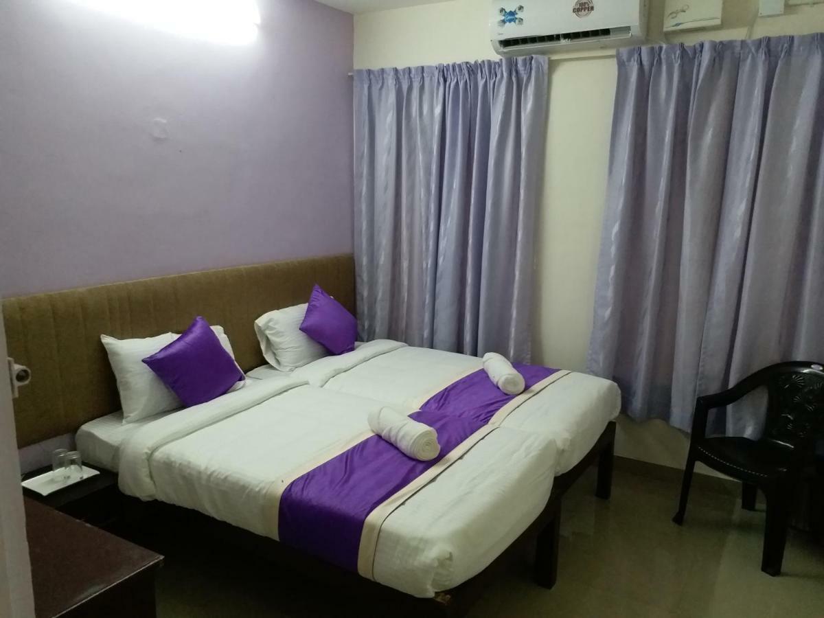 V Bee Plaza Hotell Thiruvananthapuram Exteriör bild