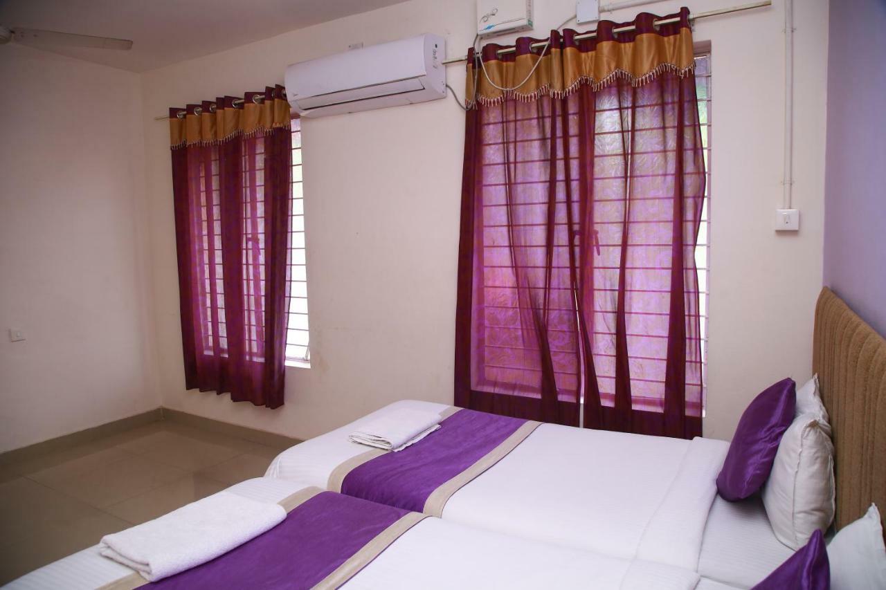 V Bee Plaza Hotell Thiruvananthapuram Exteriör bild