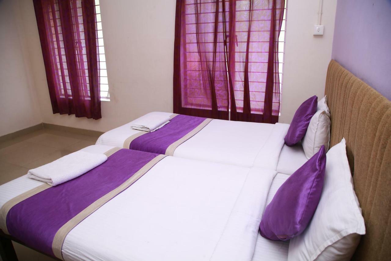 V Bee Plaza Hotell Thiruvananthapuram Exteriör bild