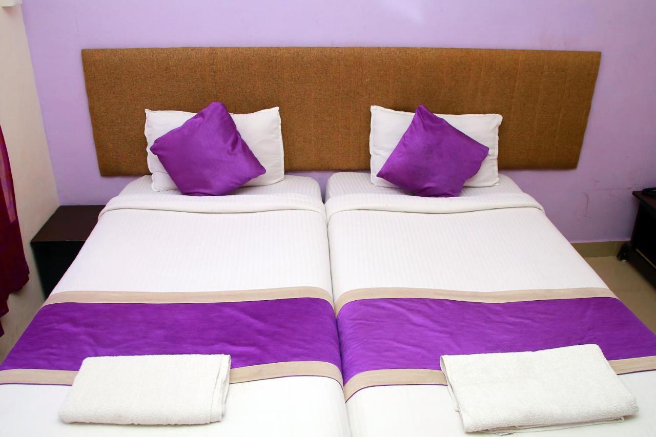 V Bee Plaza Hotell Thiruvananthapuram Exteriör bild