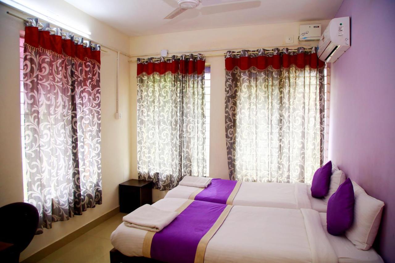 V Bee Plaza Hotell Thiruvananthapuram Exteriör bild