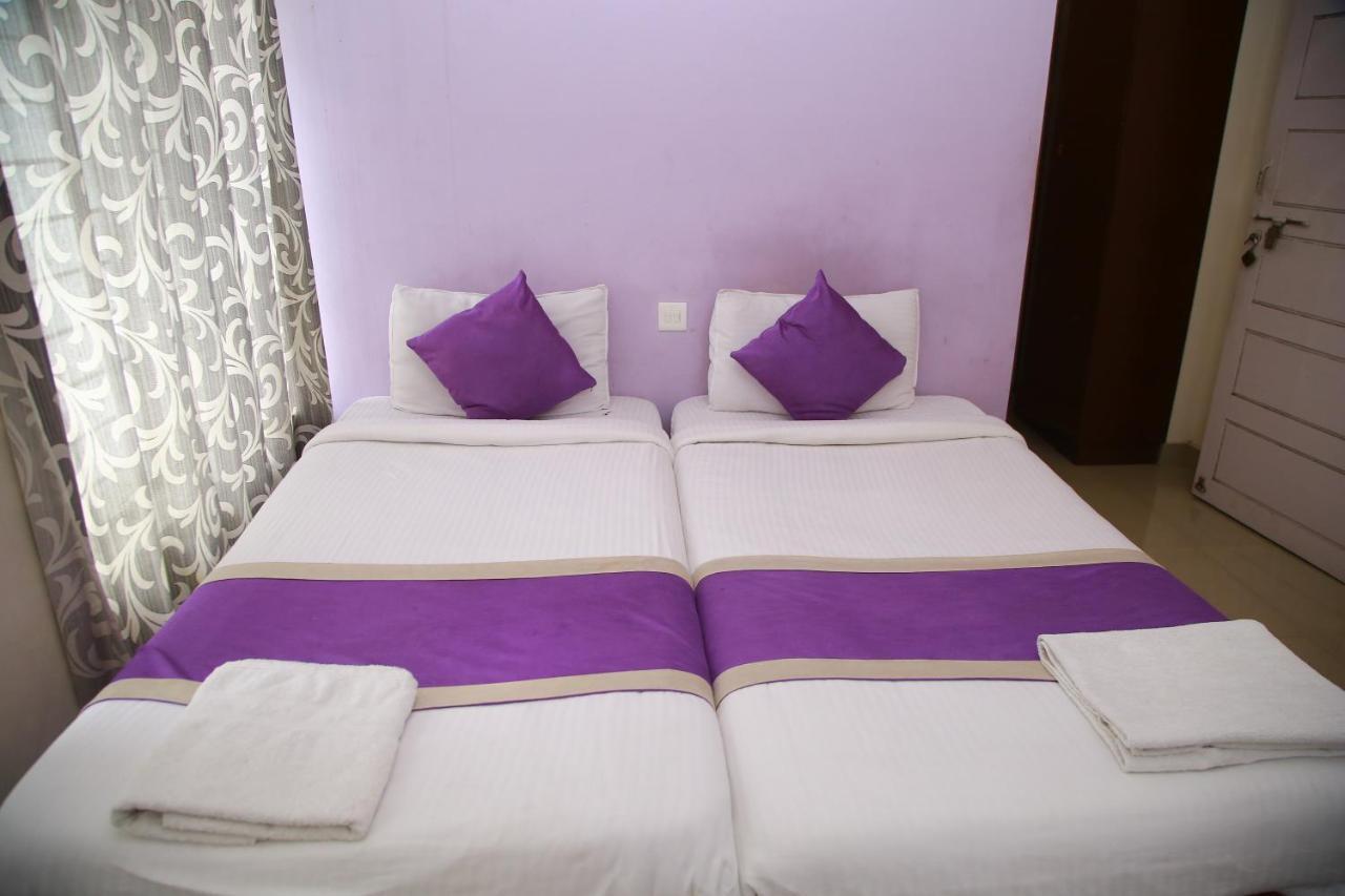 V Bee Plaza Hotell Thiruvananthapuram Exteriör bild
