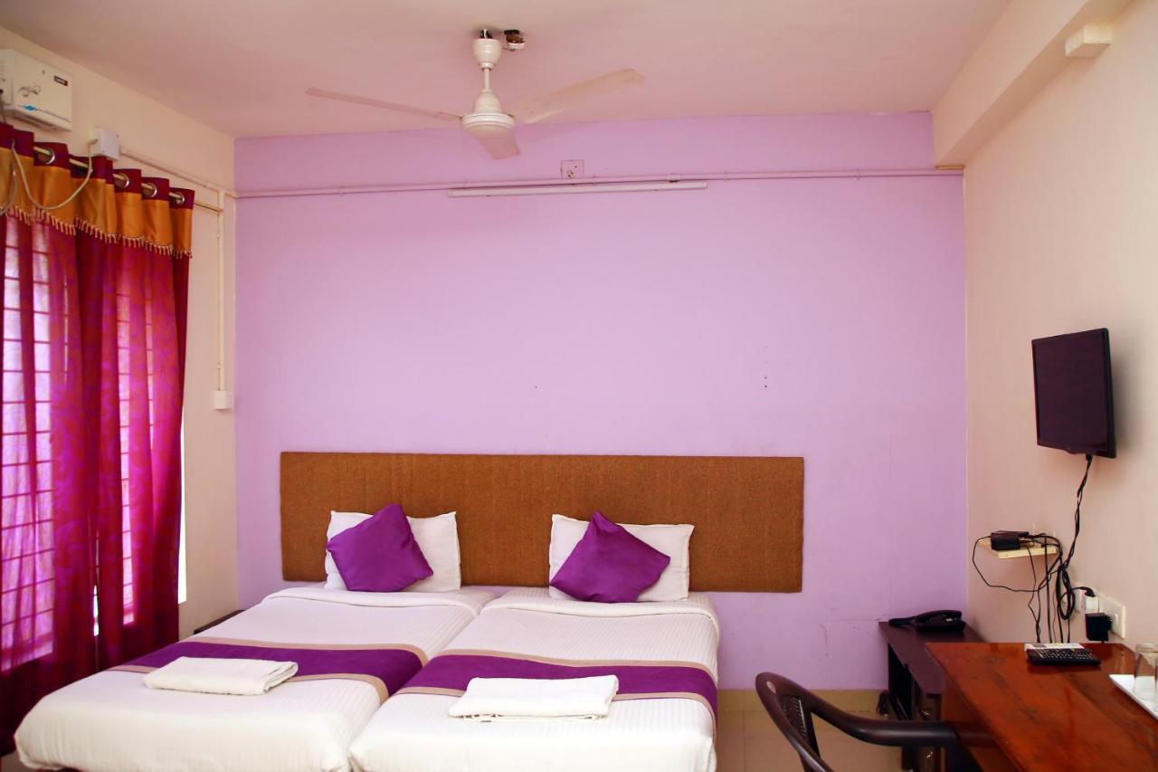V Bee Plaza Hotell Thiruvananthapuram Exteriör bild