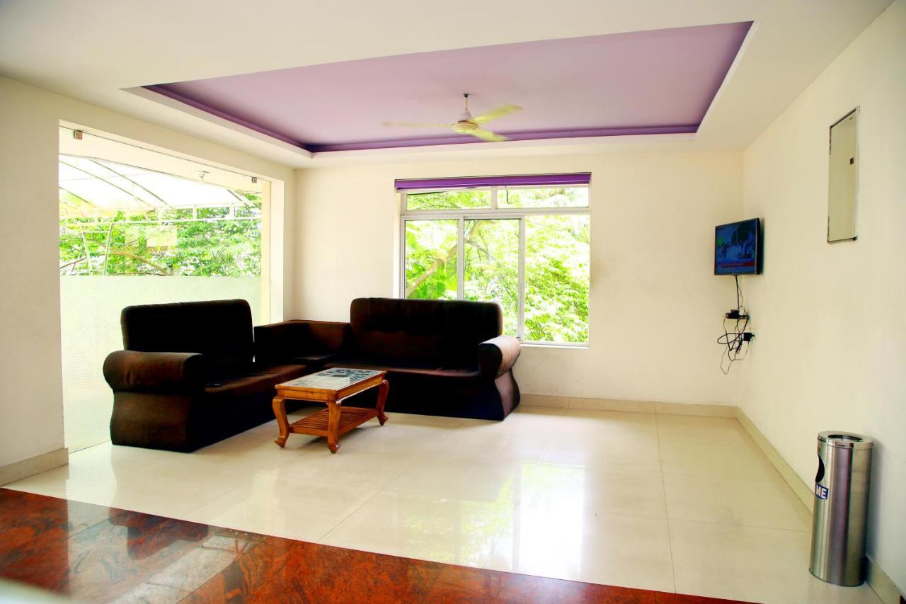 V Bee Plaza Hotell Thiruvananthapuram Exteriör bild