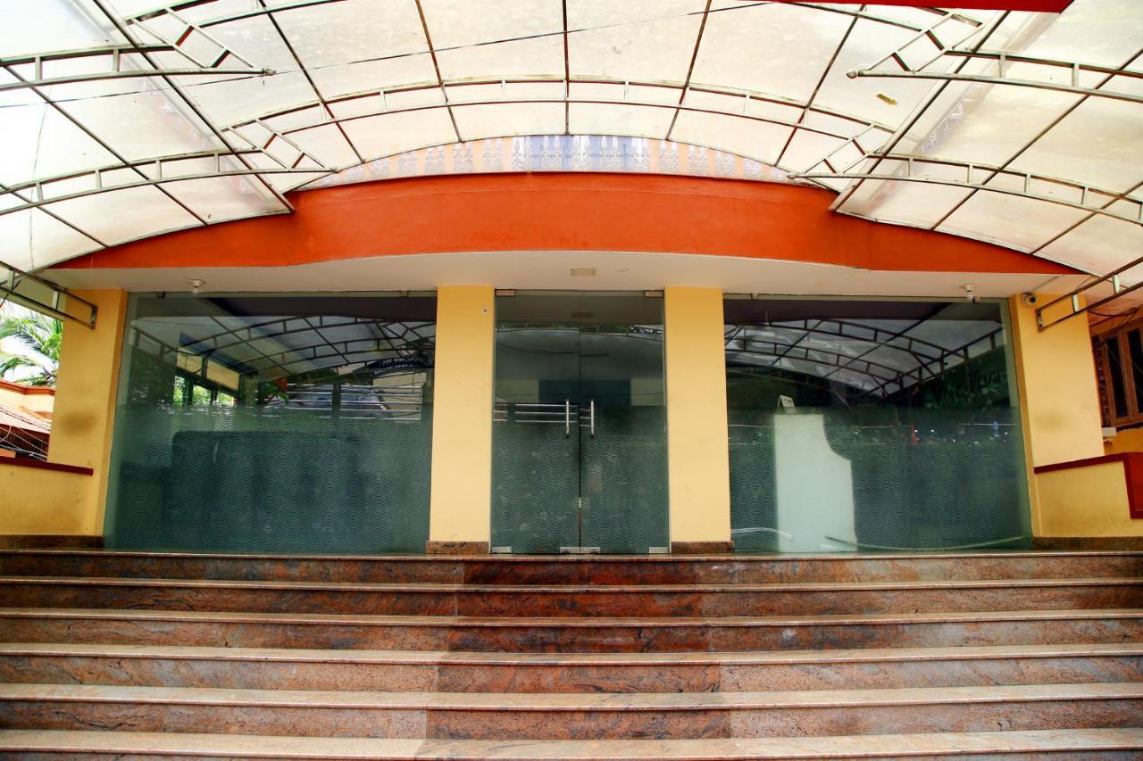 V Bee Plaza Hotell Thiruvananthapuram Exteriör bild