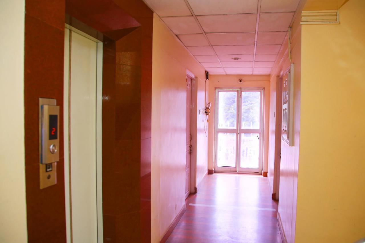 V Bee Plaza Hotell Thiruvananthapuram Exteriör bild