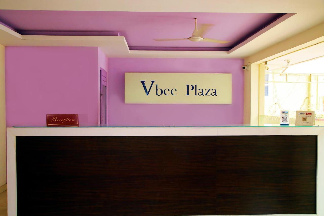 V Bee Plaza Hotell Thiruvananthapuram Exteriör bild