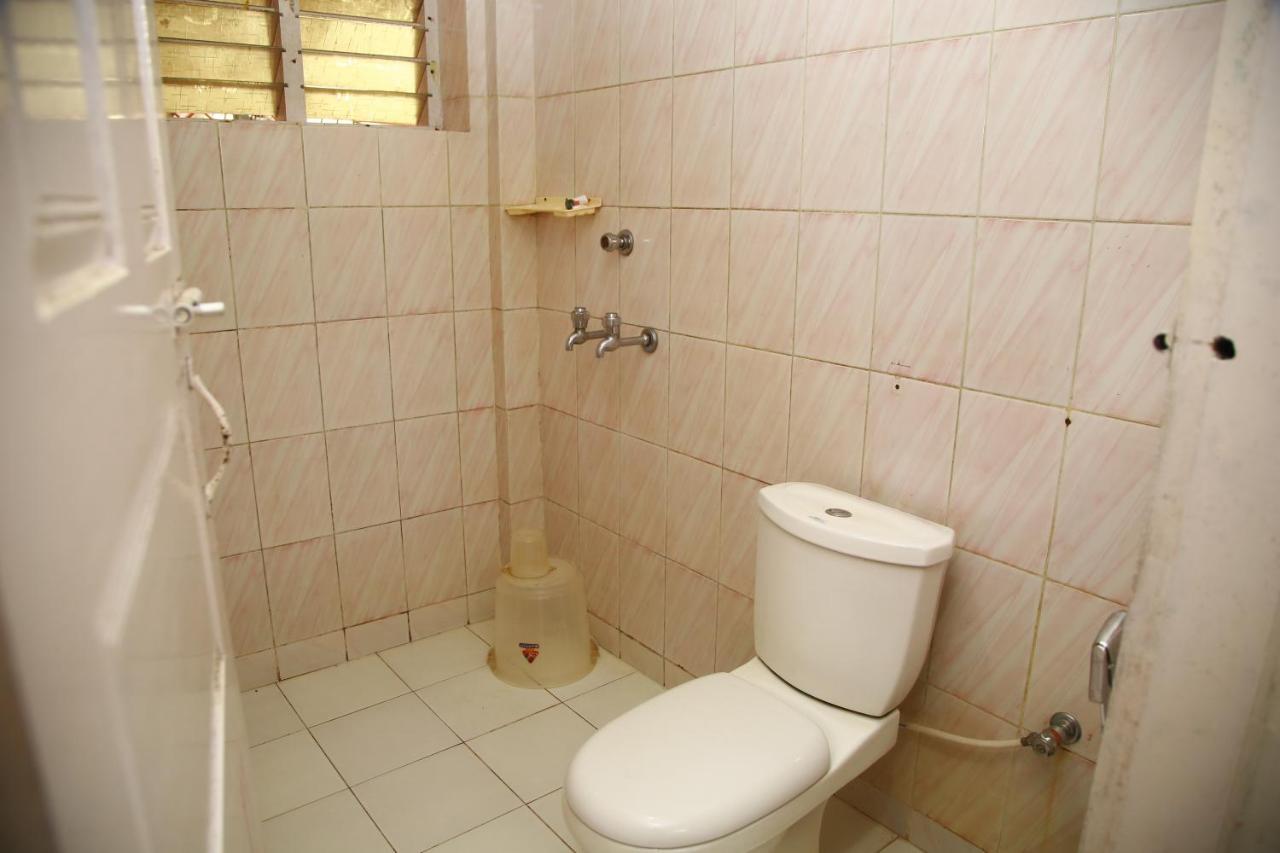V Bee Plaza Hotell Thiruvananthapuram Exteriör bild
