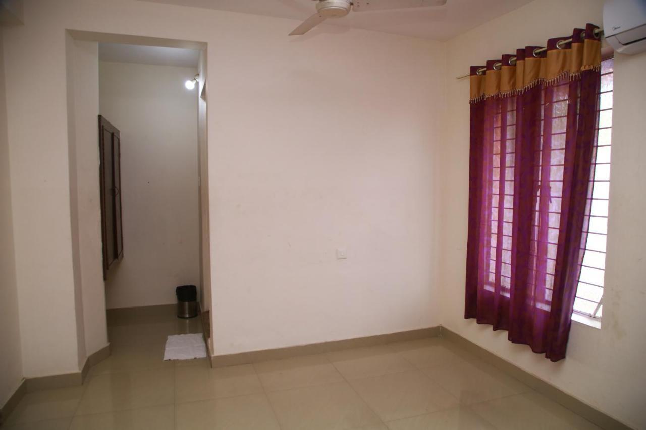 V Bee Plaza Hotell Thiruvananthapuram Exteriör bild