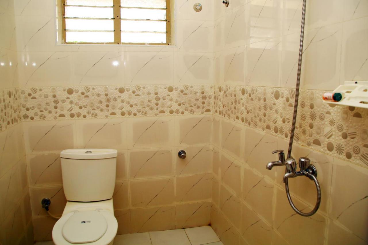 V Bee Plaza Hotell Thiruvananthapuram Exteriör bild