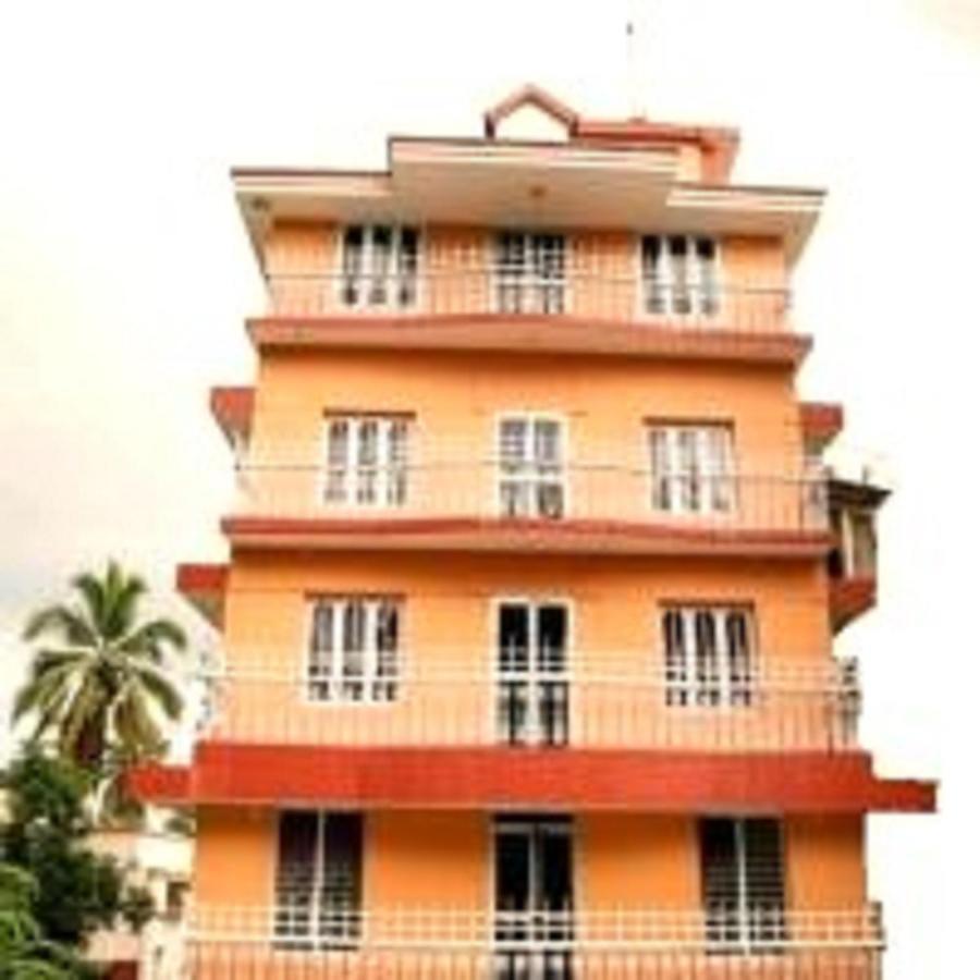 V Bee Plaza Hotell Thiruvananthapuram Exteriör bild