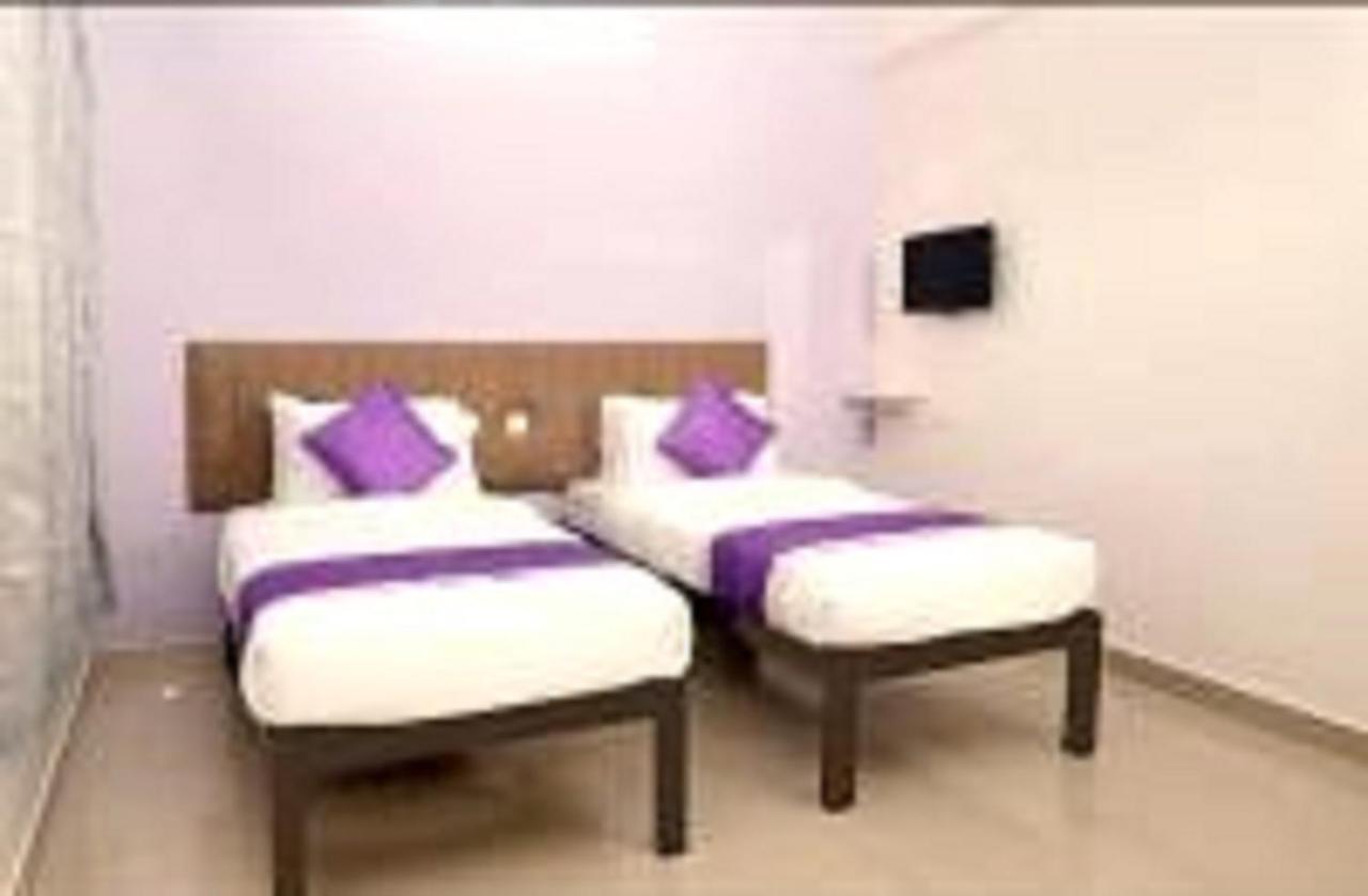 V Bee Plaza Hotell Thiruvananthapuram Exteriör bild