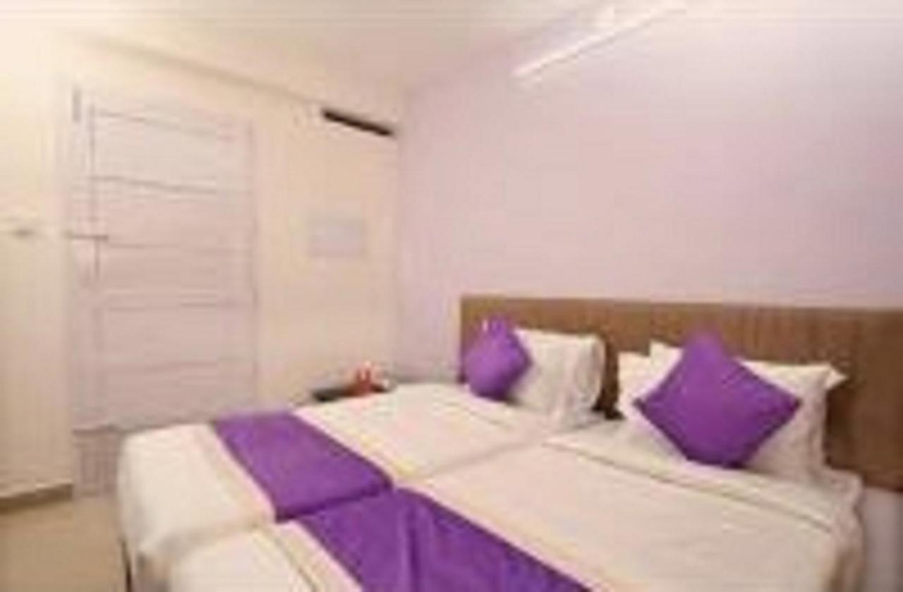 V Bee Plaza Hotell Thiruvananthapuram Exteriör bild