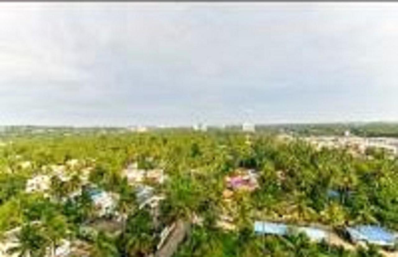 V Bee Plaza Hotell Thiruvananthapuram Exteriör bild