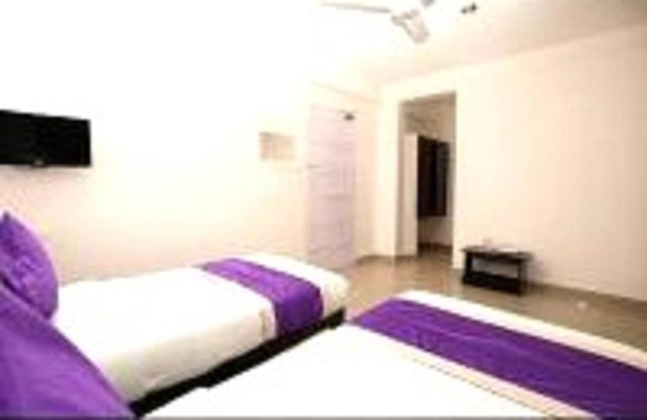 V Bee Plaza Hotell Thiruvananthapuram Exteriör bild
